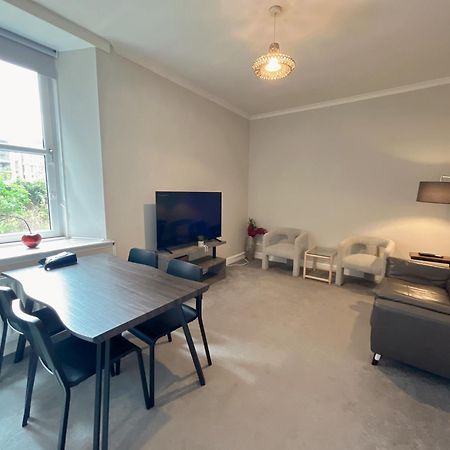Two Bed Apartment Edinburgh Bagian luar foto