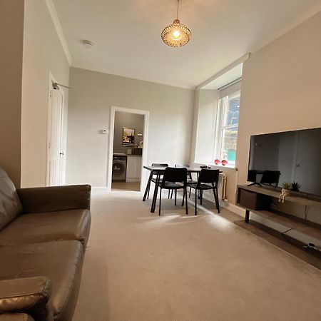 Two Bed Apartment Edinburgh Bagian luar foto